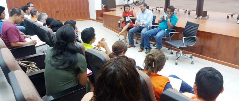 Comité de Operaciones de Emergencia (COE) cantonal de Montecristi, reunido para enfrentar los estragos del invierno. Manabí, Ecuador.