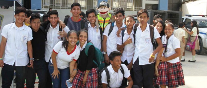 Estudiantes del Colegio Nacional Portoviejo, durante una jornada cultural para prevenir el mundo vil de las drogas. Manabí, Ecuador.
