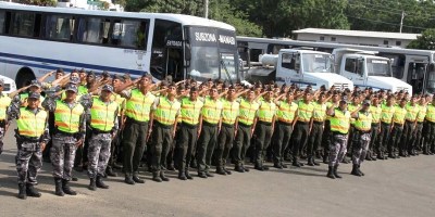 Ceremonia policial antes de salir al trabajo. Manabí, Ecuador.
