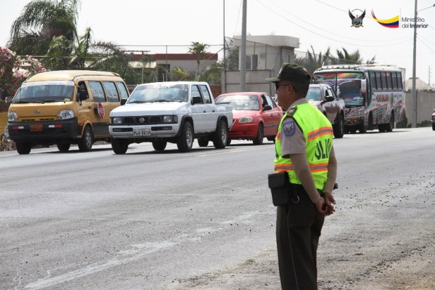 Un policía controla el tránsito en la Vía Manta - Montecristi. Manabí, Ecuador.