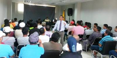 Instructor Kléber Monge, de la ESMENA, durante un Curso OMI con pescadores de Jaramijó. Manabí, Ecuador.