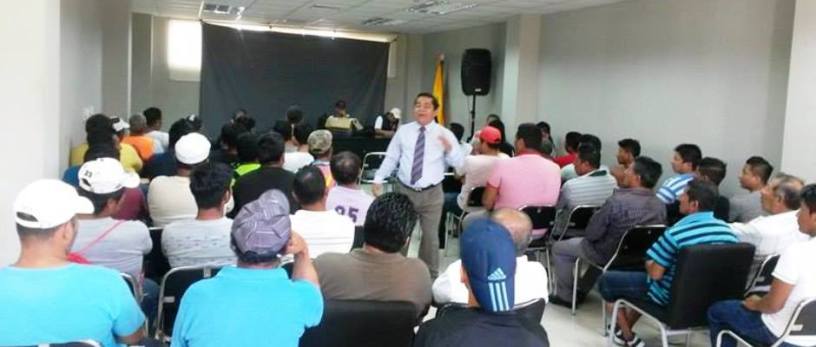 Instructor Kléber Monge, de la ESMENA, durante un Curso OMI con pescadores de Jaramijó. Manabí, Ecuador.