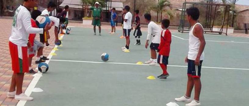 Entrenamiento de fútbol juvenil en Montecristi. Manabí, Ecuador.