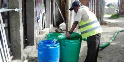 Reparto de agua potable a domicilio en Montecristi, mediante tanques móviles. Manabí, Ecuador.