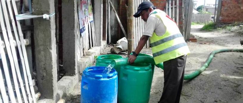 Reparto de agua potable a domicilio en Montecristi, mediante tanques móviles. Manabí, Ecuador.
