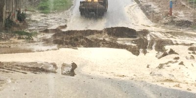 Una calle de Montecristi cortada por un torrente de agua lluvia. Manabí, Ecuador.
