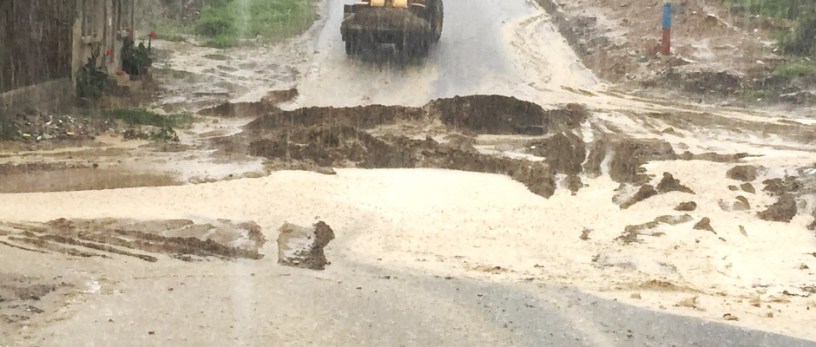 Una calle de Montecristi cortada por un torrente de agua lluvia. Manabí, Ecuador.