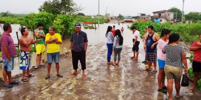 Damnificados de invierno en Montecristi esperan ayuda en una calle anegada. Manabí, Ecuador.