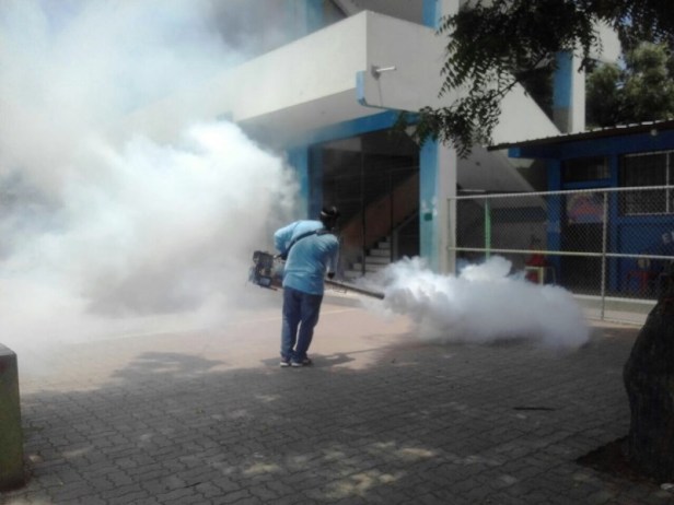 Desinfectan un local colegial de Manta que hará las veces de recinto electoral el domingo 19 de febrero de 2017. Manabí, Ecuador.