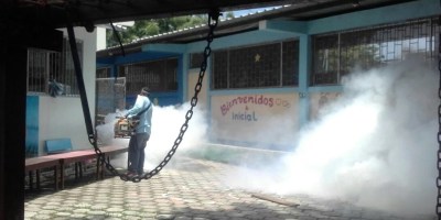 Fumigan local escolar de Manta que servirá como recinto electoral el domingo 19 de febrero de 2017. Manabí, Ecuador.