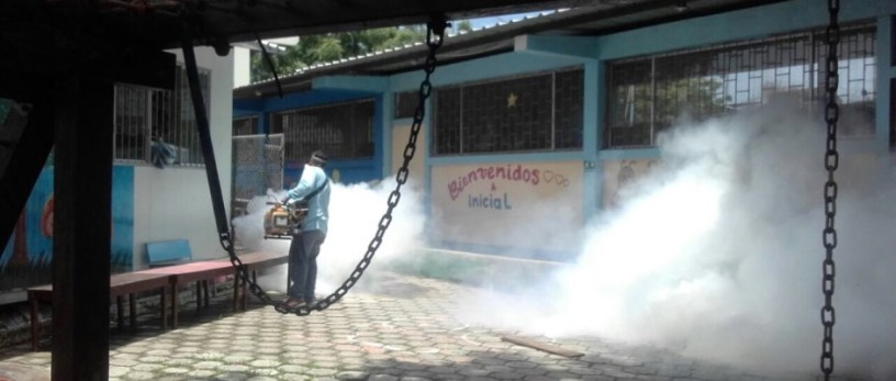 Fumigan local escolar de Manta que servirá como recinto electoral el domingo 19 de febrero de 2017. Manabí, Ecuador.