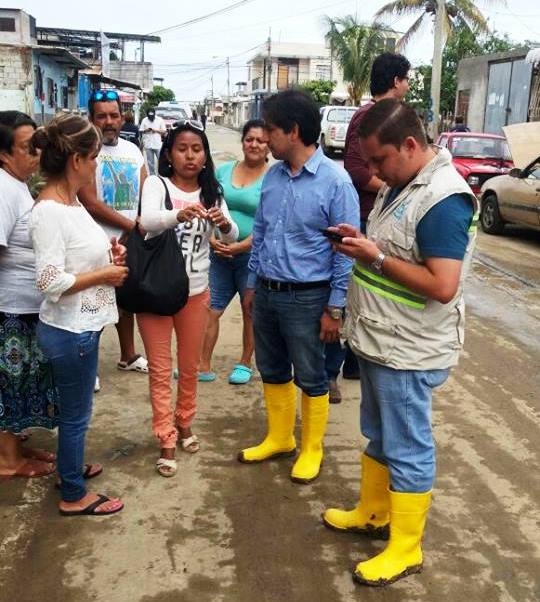 Gerente de la EPAM recoge inquietudes de usuarios tras 12 horas de lluvia en Manta. Manabí, Ecuador.
