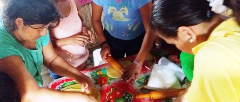 Mujeres de la Comunidad Los Cruces de Montecristi demuestran sus conocimientos y habiliades reposteras. Manabí, Ecuador.