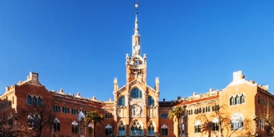 Fachada histórica del Hospital Sant Pau de Barcelona, España.