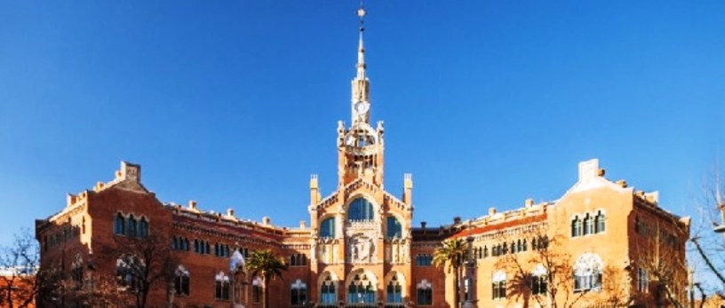 Fachada histórica del Hospital Sant Pau de Barcelona, España.