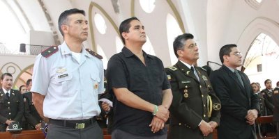 Jefes policiales de Manabí, e invitados, escuchan misa en el templo La Merced de Portoviejo. Ecuador.