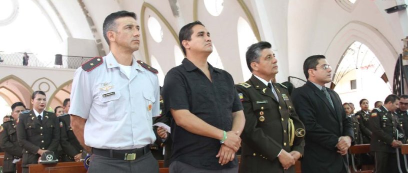 Jefes policiales de Manabí, e invitados, escuchan misa en el templo La Merced de Portoviejo. Ecuador.