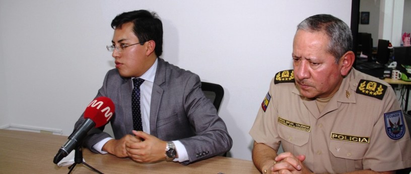 El ministro del Interior, Diego Fuentes, durante una entrevista periodística. Manabí, Ecuador.
