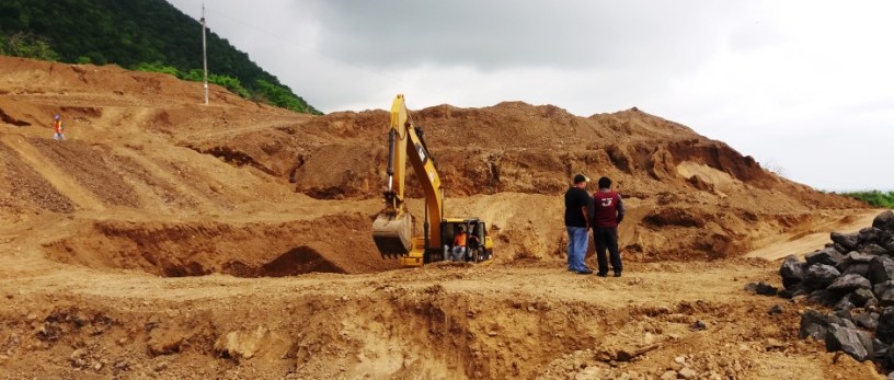 Remoción de tierra para instalar planta de agua potable en Montecristi. Manabí, Ecuador.