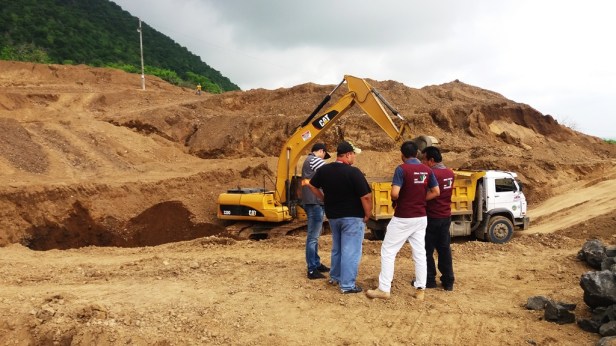 Cambio de suelo en sitio donde se levantará planta potabilizadora de agua para Montecristi. Manabí, Ecuador.
