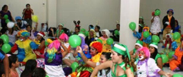 Niños hospitalizados en SOLCA Manabí son animados por estudiantes de la UTM. Ecuador.