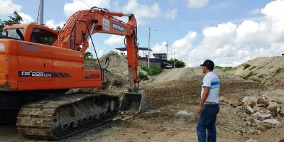 El GAD cantonal de Manta construye badenes en vía porincipal de Urbirríos 2. Manabí, Ecuador.