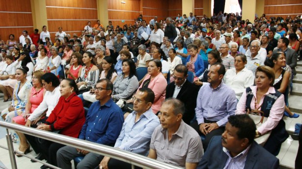 Invitados al acto conmemorativo de los 15 años del Patronato municipal de Manta, en el Auditorio Jumpachi Inoue de esa institución. Manabí, Ecuador.