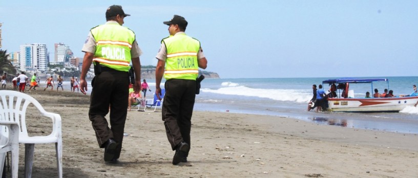 Patrullaje policial en la playa El Murciélago de Manta. Manabí, Ecuador.