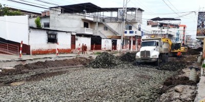 "Pedraplén" construido en la Avenida 24 de Manta para que soporte la nueva infraestructura de la regeneración. Manabí, Ecuador.