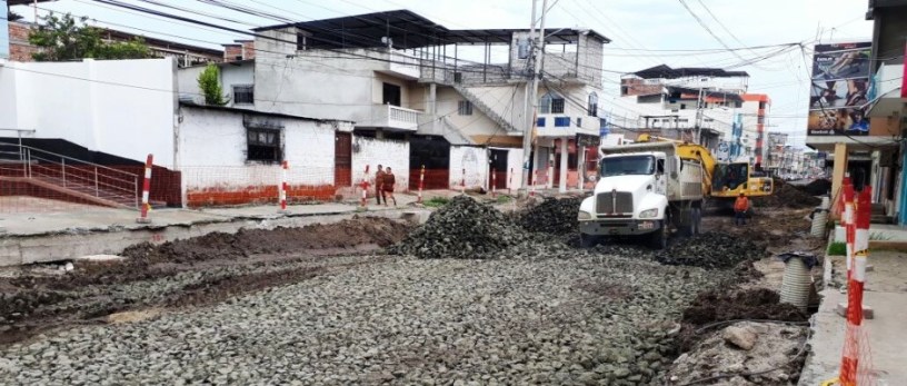 "Pedraplén" construido en la Avenida 24 de Manta para que soporte la nueva infraestructura de la regeneración. Manabí, Ecuador.