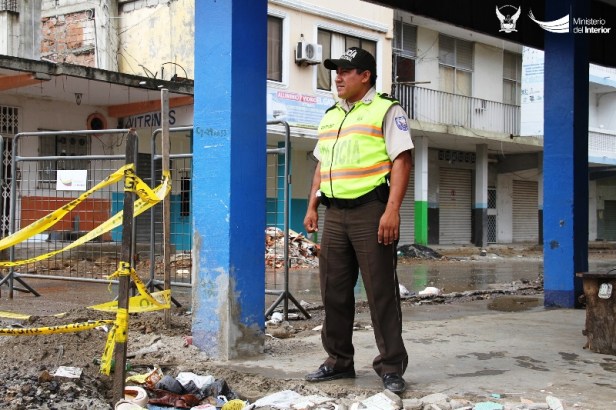 Un policía vigila en la zona devastada por el terremoto del 16 de abril 2016, en Manta. Manabí, Ecuador.