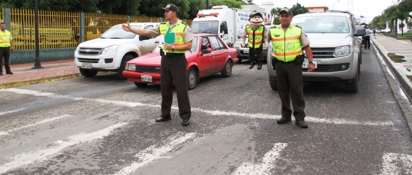 Policías del Ecuador inculcan respeto al peatón en los pasos cebras de las calles. Manabí, Ecuador.