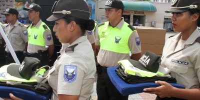 Dos mujeres policías reciben uniformes nuevos en Manta. Manabí, Ecuador.