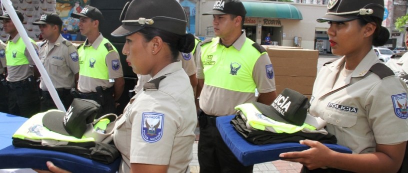 Dos mujeres policías reciben uniformes nuevos en Manta. Manabí, Ecuador.