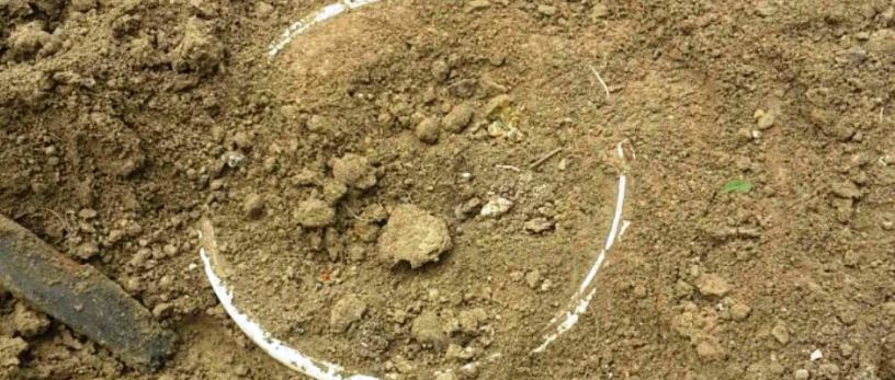 Pozo de revisión de alcantarilla taponado dolosamente en Tarqui, Manta. Manabí, Ecuador.