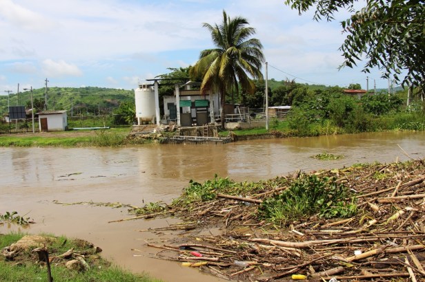 El Río Portoviejo en el sitio El Ceibal del Cantón Rocafuerte. Aquí es donde se toma agua para la potabilizadora que tiene igual nombre que el sitio. Manabí, Ecuador.