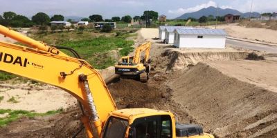Refuerzan taludes del conjunto habitacional Ceibo Renacer de Manta. Manabí, Ecuador.