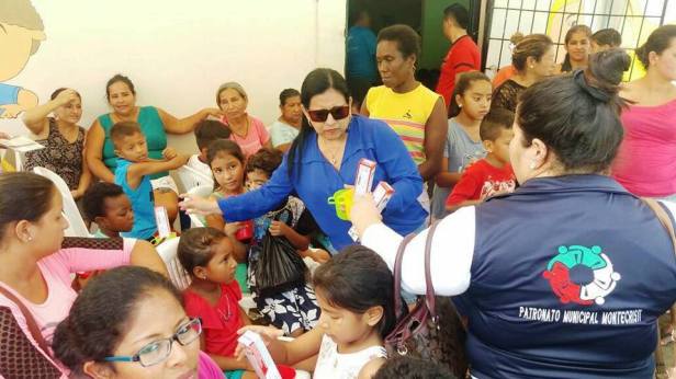 Presidenta del Patronato municipal de Montecristi reparte crema dental a niños de Los Ángeles, durante el trabajo de una brigada médica en la Parroquia General Alfaro. Manabí, Ecuador.
