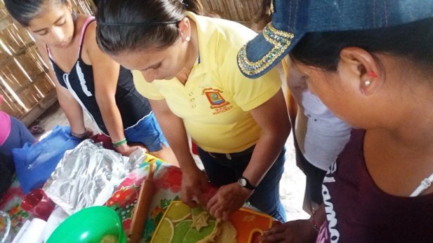 Reposteras de Los Cruces de Montecristi hacen los acabados de unos postres. Manabí, Ecuador.