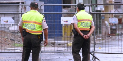 Dos policías custodian la zona cero de Tarqui, Manta. Manabí, Ecuador.