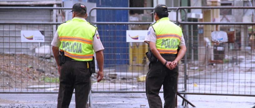 Dos policías custodian la zona cero de Tarqui, Manta. Manabí, Ecuador.