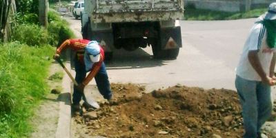 Obreros municipales de Manta tapan huecos de las calles. Manabí, Ecuador.