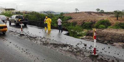 Vía de la Circunvalación de Manta, con daños causados por las lluvias. Manabí, Ecuador.