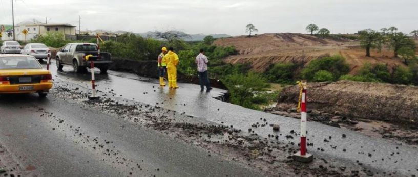 Vía de la Circunvalación de Manta, con daños causados por las lluvias. Manabí, Ecuador.