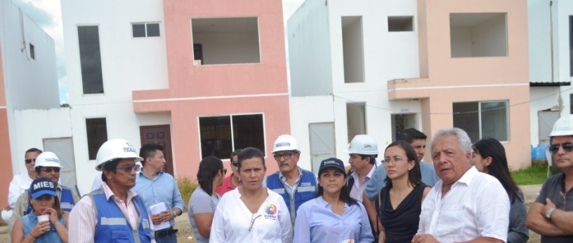 Vicepresidenta (e) de Ecuador inspecciona viviendas que se construyen en Manabí para damnificados del terremoto de abril 2016.