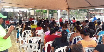 Acto de entrega-recepción de escrituras públicas a antiguos posesores de tierras en Montecristi. Manabí, Ecuador.