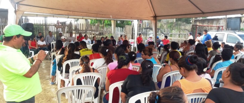Acto de entrega-recepción de escrituras públicas a antiguos posesores de tierras en Montecristi. Manabí, Ecuador.
