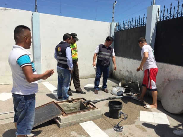 Inspeccionan condiciones sanitarias de la cisterna que servía a una supuesta clínica de Manta. Hallaron larvas. Manabí, Ecuador.