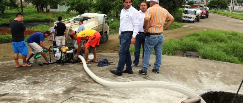 Extraen agua potable de un depósito de reserva para ponerla en un camión repartidor, en la ciudad de Manta. Manabí, Ecuador.