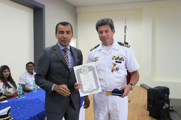 El alcalde de Jaramijó y un alto oficial de la Marina ecuatoriana premiado por su ayuda posterremoto. Manabí, Ecuador.